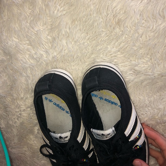 Adidas size 8 women’s black and white superstars - Picture 4 of 4